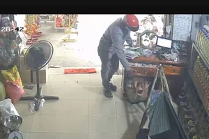 Cướp tiền giữa ban ngày, dọa tông xe vào chủ tiệm tạp hóa
