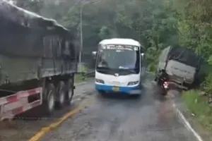 Xe khách vượt trên đèo Bảo Lộc, ép xe tải lọt mương 