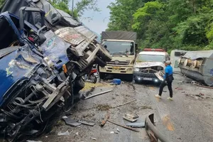 Xe bồn chở hóa chất tông ô tô tải, xe cứu thương trên đèo Bảo Lộc