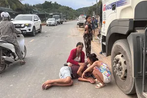 Kịp thời cứu sống tài xế xe đầu kéo ngã từ cabin xuống đường