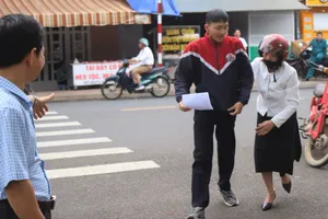 Cô giáo và chuyến xe nghĩa tình đón học trò kịp giờ thi tốt nghiệp