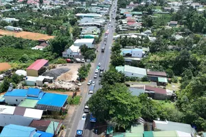 Sửa cống trên Quốc lộ 20 huyết mạch lên Lâm Đồng khiến kẹt xe kéo dài