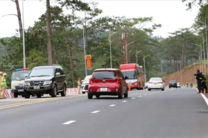 CSGT Lâm Đồng kiểm tra tốc độ các phương tiện trên đèo Prenn 