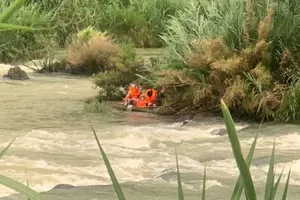 Cứu 3 người mắc kẹt giữa hồ thủy điện Đồng Nai 2 khi lũ dâng cao