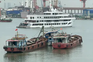 Toàn cảnh hơn 20 tiếng tìm kiếm nạn nhân vụ tàu Vịnh Xanh 58 bị lật ở vịnh Hạ Long