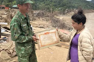 Nhặt bằng khen bị lũ cuốn rồi trao tận tay Công an xã Mỹ Lý