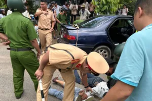 CSGT truy đuổi 30 km bắt 3 kẻ trộm đi ô tô gắn biển số giả