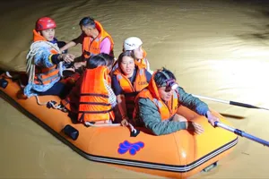 Lâm Đồng: Công an trắng đêm cứu dân bị cô lập trong lũ dữ 