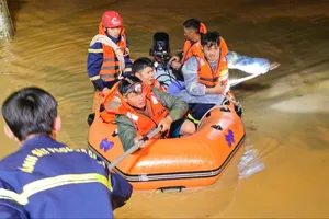 Xuyên đêm, Cảnh sát PCCC dùng xuồng đưa hàng trăm người dân ra khỏi vùng ngập ở tỉnh Lâm Đồng