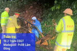 CSGT phối hợp khắc phục điểm sạt lở trên đèo Bảo Lộc