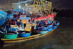 Can ngăn 2 người xô xát, người đàn ông rơi xuống nước tử vong ở cảng cá La Gi