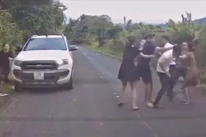 Mâu thuẫn sau va chạm, hai bên lao vào ẩu đả 