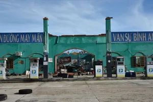 Núp trong nhà vệ sinh suốt 12 giờ để tránh bão