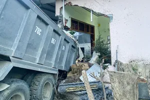 Phú Yên: Xe tải lao vào nhà dân khiến 3 cháu nhỏ bị thương