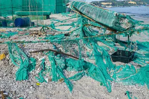 Bãi biển ở Cam Ranh tràn ngập rác từ lồng nuôi tôm