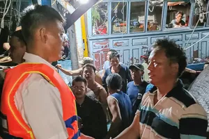 Sáng nay hoàn tất đón 81 ngư dân sống sót trong vụ chìm tàu câu mực để đưa về Quảng Nam