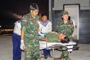 Trung tâm y tế thị trấn Trường Sa cấp cứu ngư dân bị nạn trên biển