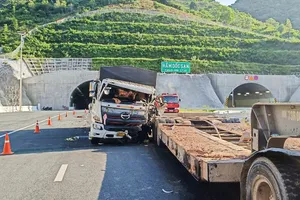 Phụ xe tử vong, kẹt dưới gầm ô tô sau tai nạn trên cao tốc Nha Trang - Cam Lâm