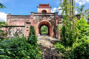 Di tích thành cổ Diên Khánh xây dựng cách đây tròn 230 năm, được công nhận di tích lịch sử cấp quốc gia năm 1988 hiện đang xuống cấp, trở thành nơi xả rác, phóng uế