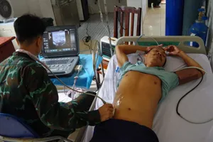 Tàu Hải quân đưa ngư dân bị viêm tụy cấp vào bờ điều trị