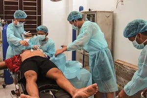 Quân y đảo Sinh Tồn cấp cứu ngư dân bị máy nghiền đá cuốn vào tay