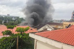 Kho hàng gần cây xăng ở TP Tuy Hòa cháy lớn sau tiếng nổ