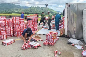 Giao thông ùn tắc vì hàng ngàn thùng bia đổ xuống đường 