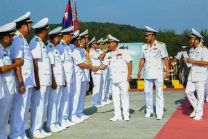 Đoàn Căn cứ biển Ream thăm, làm việc với Vùng 5 Hải quân