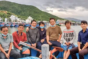 Đưa 6 ngư dân bị chìm tàu ở gần đảo Hòn Mun vào bờ