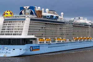 Siêu du thuyền đưa hơn 4.000 du khách xông đất Nha Trang