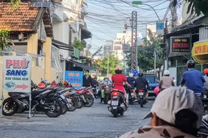 Vỉa hè ở Nha Trang bị tái lấn chiếm tràn lan