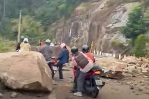 Sạt lở đèo Khánh Lê nối Nha Trang - Đà Lạt, giao thông tắc nghẽn