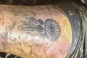 Tìm tung tích nạn nhân trên đùi có hình xăm chuông gió 