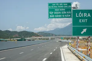 Dịp Tết, người dân vẫn lưu thông miễn phí trên cao tốc Nha Trang - Cam Lâm