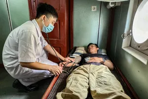 Hải quân cứu 5 ngư dân bị chìm tàu trên biển