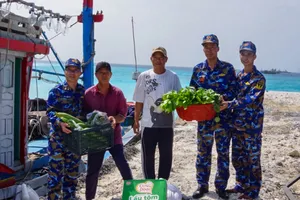 Chiến sĩ trên đảo Sơn Ca hỗ trợ thực phẩm kịp thời cho ngư dân 