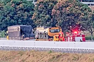 Xe khách tông xe tải trên cao tốc Nha Trang - Cam Lâm, 2 người tử vong