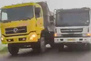 Tài xế xe tải vượt ẩu bị phạt 5 triệu, tước bằng lái 2 tháng