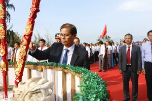 Hàng ngàn người dâng hương tưởng niệm 64 liệt sĩ Gạc Ma