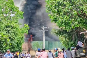 Đang cháy bãi xe vi phạm tạm giữ ở Khánh Hòa