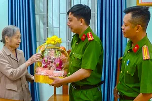 Cụ bà 75 tuổi đến trụ sở công an giao nộp một khẩu súng ngắn