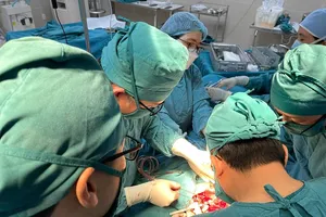 Nam sinh lớp 9 bị bạn cùng trường tấn công bằng dao vào vùng ngực