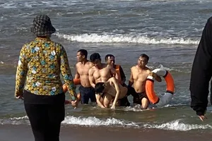 Nhóm thiếu niên rủ nhau tắm biển, một em tử vong