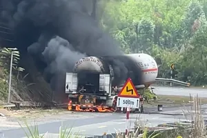 Khánh Hòa: Cháy xe bồn trên đèo Khánh Lê, giao thông chia cắt