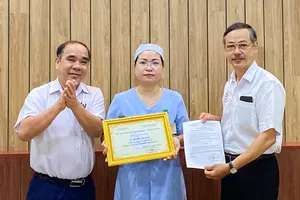 Nữ hộ lý trả lại hơn 5 triệu đồng nhặt được trong bệnh viện