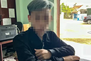 Lái xe bằng chân, thiếu niên 16 tuổi bị phạt 3,7 triệu