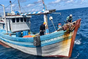 Hải quân cứu 8 ngư dân cùng tàu cá Bình Thuận trôi dạt trên biển 