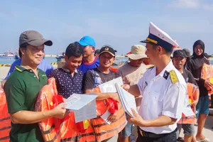 Khánh Hòa: Hàng trăm ngư dân được tuyên truyền chống khai thác IUU ngay trên biển