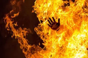 Vì mâu thuẫn nhỏ, con trai tạt xăng đốt mẹ ruột