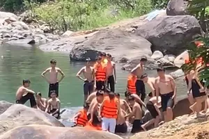 Đi tắm suối, 1 học sinh lớp 10 tử vong